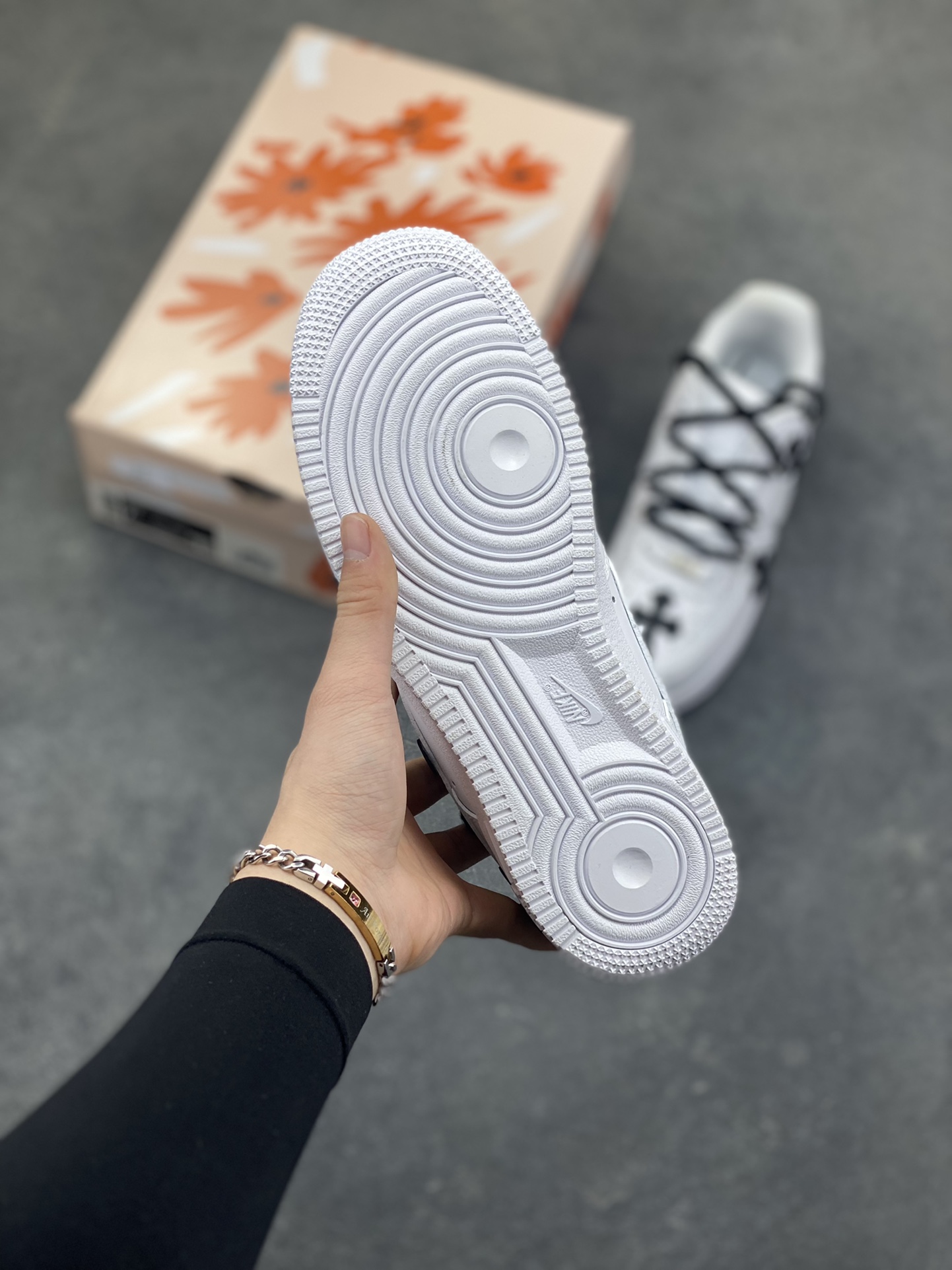 图片[5]-“十字星芒”✨订制空军一号板鞋 该定制版球鞋选用原鞋款为Nike Air Force 1‘07空军一号，鞋身大面积点缀黑色克罗心风格十字花元素，黑白撞色形成强烈视觉冲击，成为最亮眼的设计标识。替换成黑色粗鞋带，搭配金属十字挂饰等配饰，打破了纯白空军一号的简约感，强化了定制的独特性。 货号：CW2288-111 尺码： 36 36.5 37.5 38 38.5 39 40 40.5 41 42 42.5 43 44 44.5 45-选品中心