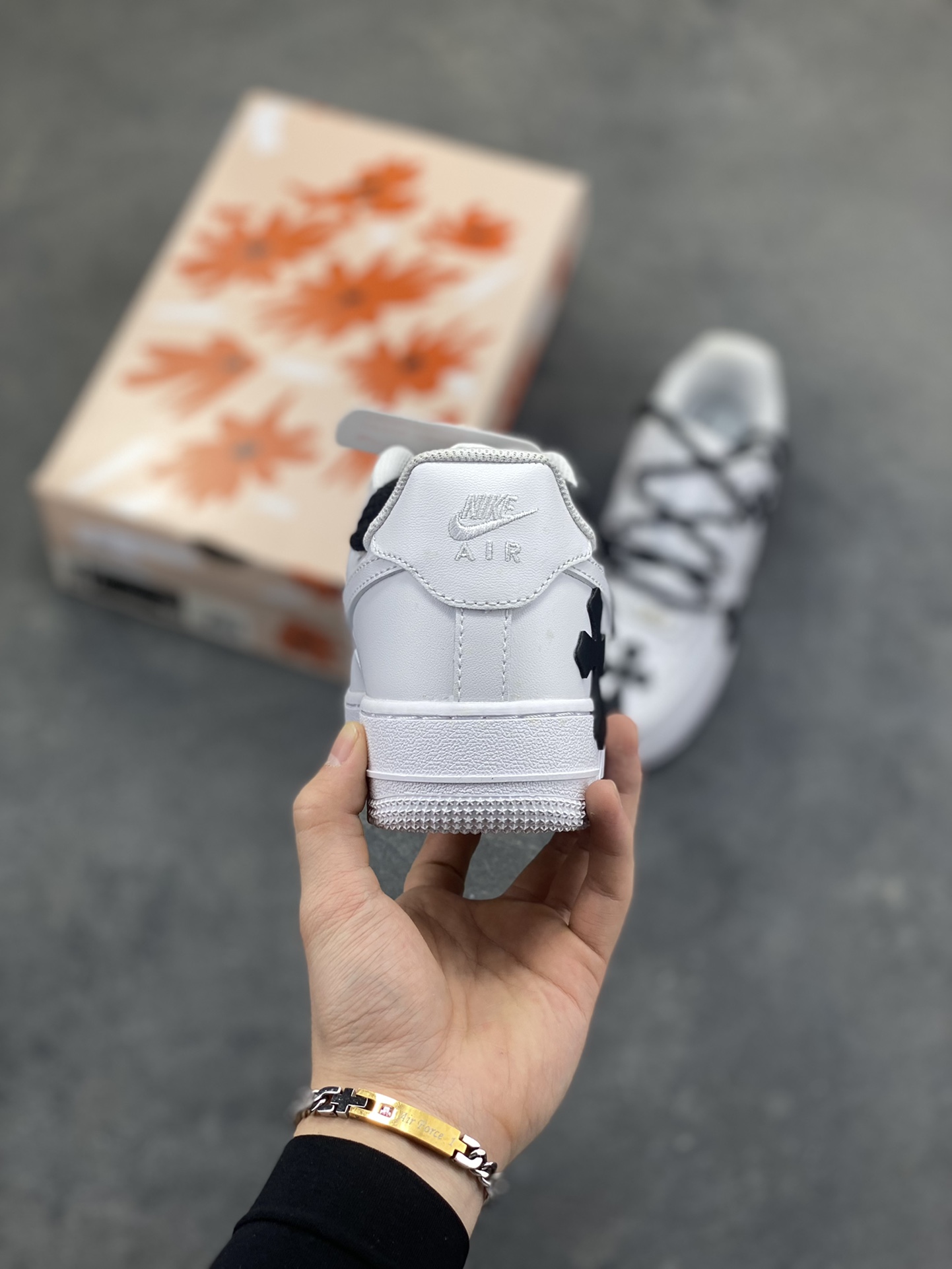 图片[4]-“十字星芒”✨订制空军一号板鞋 该定制版球鞋选用原鞋款为Nike Air Force 1‘07空军一号，鞋身大面积点缀黑色克罗心风格十字花元素，黑白撞色形成强烈视觉冲击，成为最亮眼的设计标识。替换成黑色粗鞋带，搭配金属十字挂饰等配饰，打破了纯白空军一号的简约感，强化了定制的独特性。 货号：CW2288-111 尺码： 36 36.5 37.5 38 38.5 39 40 40.5 41 42 42.5 43 44 44.5 45-选品中心