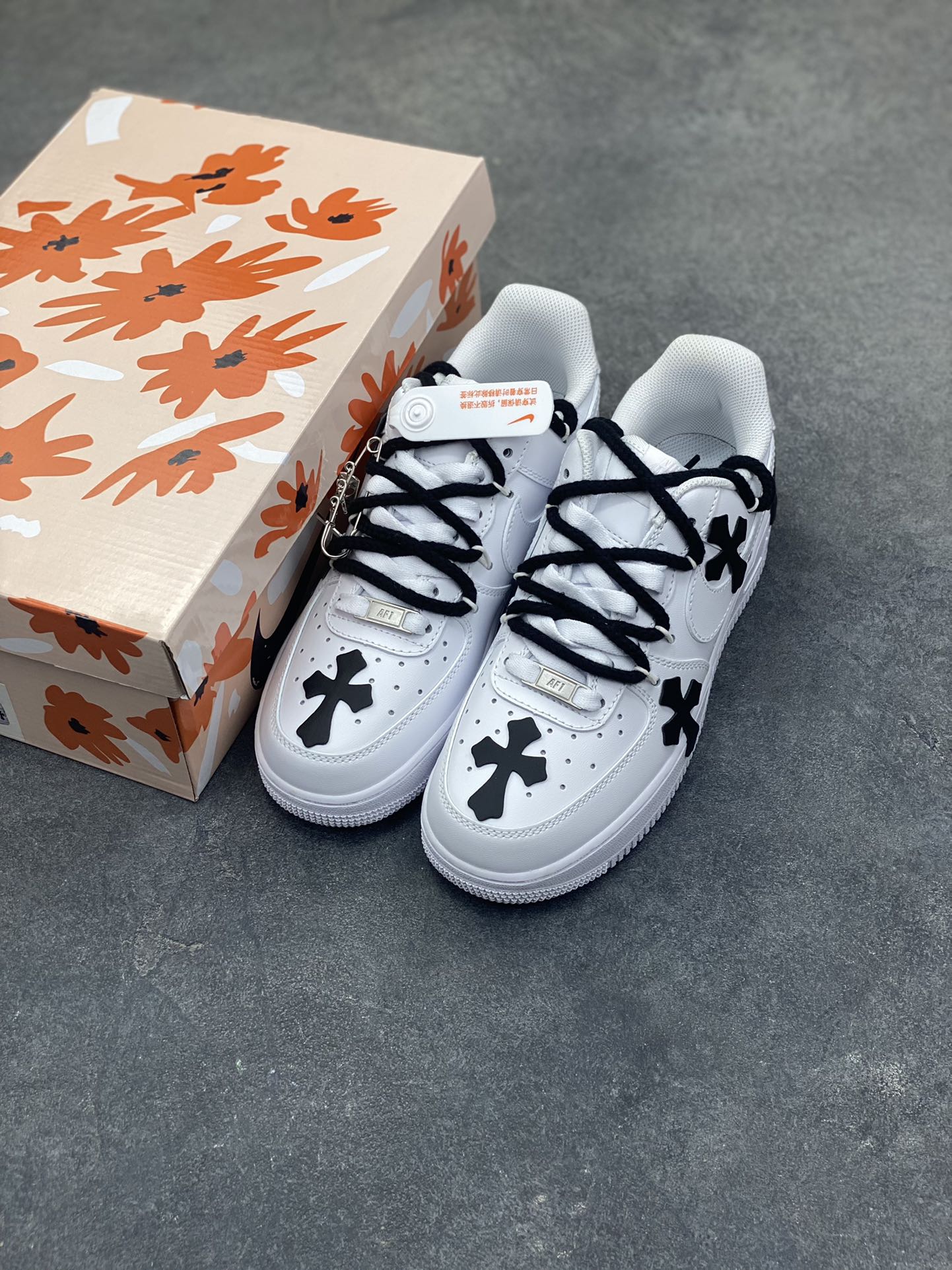 图片[8]-“十字星芒”✨订制空军一号板鞋 该定制版球鞋选用原鞋款为Nike Air Force 1‘07空军一号，鞋身大面积点缀黑色克罗心风格十字花元素，黑白撞色形成强烈视觉冲击，成为最亮眼的设计标识。替换成黑色粗鞋带，搭配金属十字挂饰等配饰，打破了纯白空军一号的简约感，强化了定制的独特性。 货号：CW2288-111 尺码： 36 36.5 37.5 38 38.5 39 40 40.5 41 42 42.5 43 44 44.5 45-选品中心