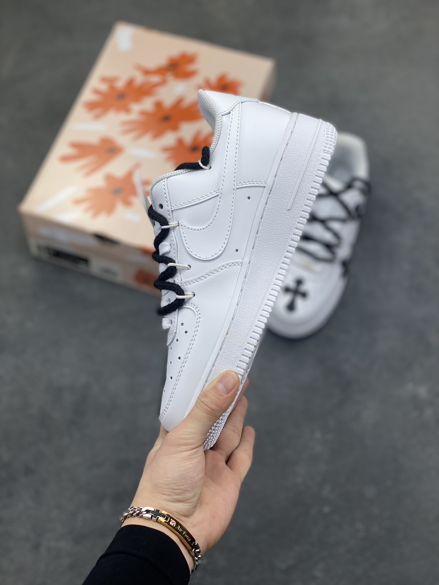 图片[3]-“十字星芒”✨订制空军一号板鞋 该定制版球鞋选用原鞋款为Nike Air Force 1‘07空军一号，鞋身大面积点缀黑色克罗心风格十字花元素，黑白撞色形成强烈视觉冲击，成为最亮眼的设计标识。替换成黑色粗鞋带，搭配金属十字挂饰等配饰，打破了纯白空军一号的简约感，强化了定制的独特性。 货号：CW2288-111 尺码： 36 36.5 37.5 38 38.5 39 40 40.5 41 42 42.5 43 44 44.5 45-选品中心