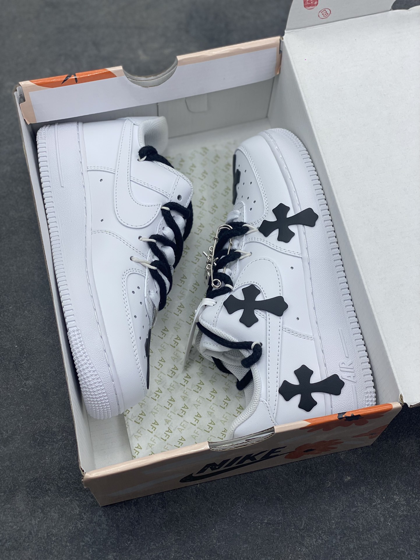图片[9]-“十字星芒”✨订制空军一号板鞋 该定制版球鞋选用原鞋款为Nike Air Force 1‘07空军一号，鞋身大面积点缀黑色克罗心风格十字花元素，黑白撞色形成强烈视觉冲击，成为最亮眼的设计标识。替换成黑色粗鞋带，搭配金属十字挂饰等配饰，打破了纯白空军一号的简约感，强化了定制的独特性。 货号：CW2288-111 尺码： 36 36.5 37.5 38 38.5 39 40 40.5 41 42 42.5 43 44 44.5 45-选品中心