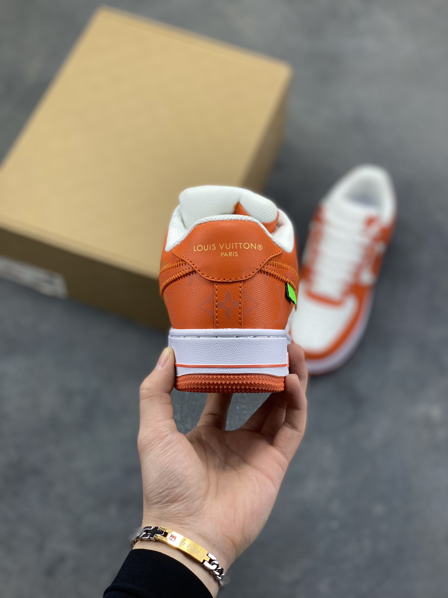图片[4]-超奢联名 路易威登 LV×Nike Air Force 1 Low 07 空军一号 独家顶流订单 实力工厂开发 同源公司货原材 LV专属皮革原料 全套原档案纸版开发 正确工艺 版型 独家私模原AIR大底 全套原包装配件 原盒配件 原厂中底钢印、拉帮完美 原楦头原纸板 打造纯正空军版型 大码私模 专注外贸渠道 全掌内置蜂窝气垫 注意：鞋盒为箱子 快递超重 代发注意 货号：MS0232尺码：36 36.5 37.5 38.5 39 40 40.5 41 42 42.5 43 44 44.5 45-选品中心