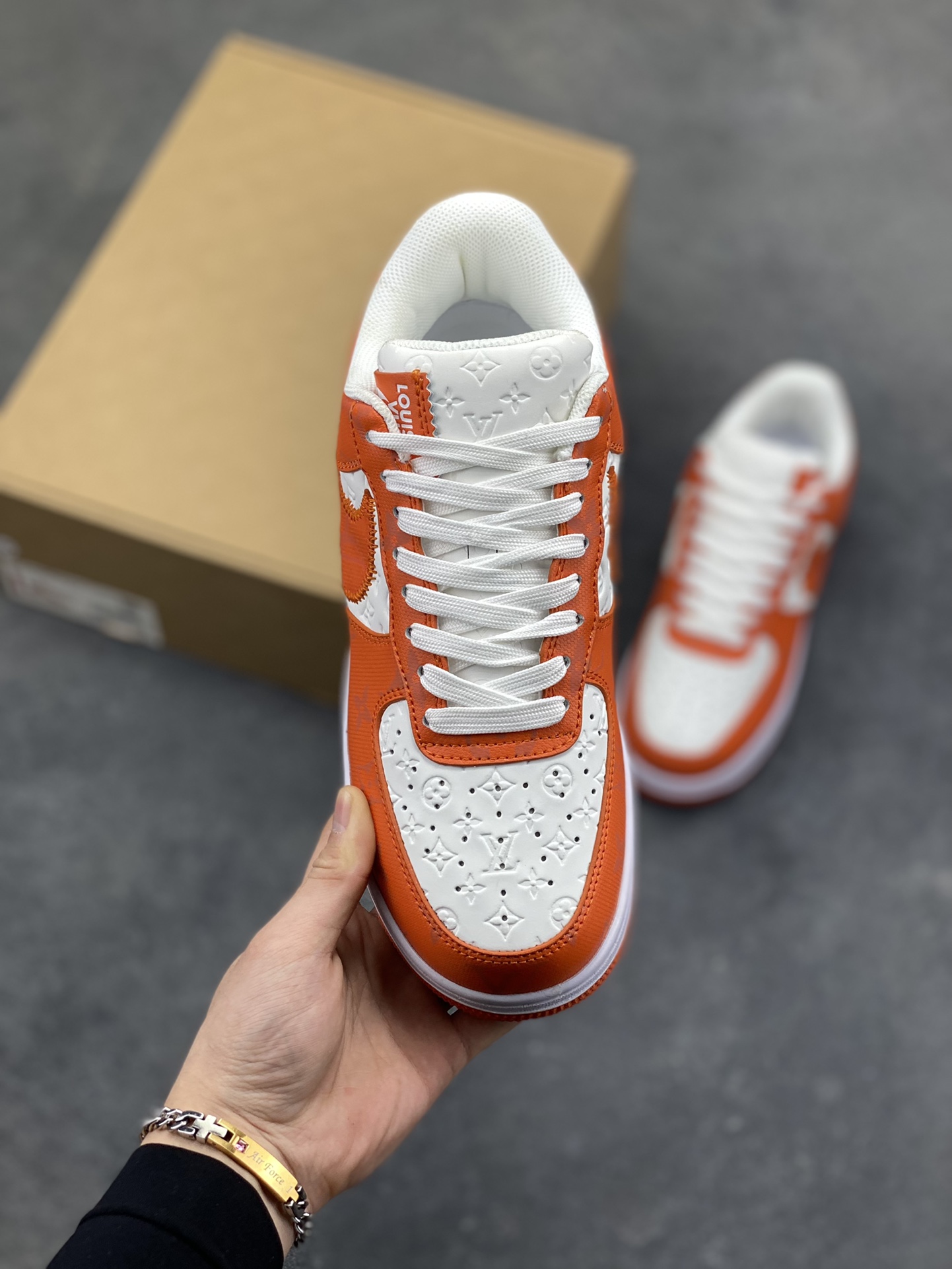 图片[2]-超奢联名 路易威登 LV×Nike Air Force 1 Low 07 空军一号 独家顶流订单 实力工厂开发 同源公司货原材 LV专属皮革原料 全套原档案纸版开发 正确工艺 版型 独家私模原AIR大底 全套原包装配件 原盒配件 原厂中底钢印、拉帮完美 原楦头原纸板 打造纯正空军版型 大码私模 专注外贸渠道 全掌内置蜂窝气垫 注意：鞋盒为箱子 快递超重 代发注意 货号：MS0232尺码：36 36.5 37.5 38.5 39 40 40.5 41 42 42.5 43 44 44.5 45-选品中心