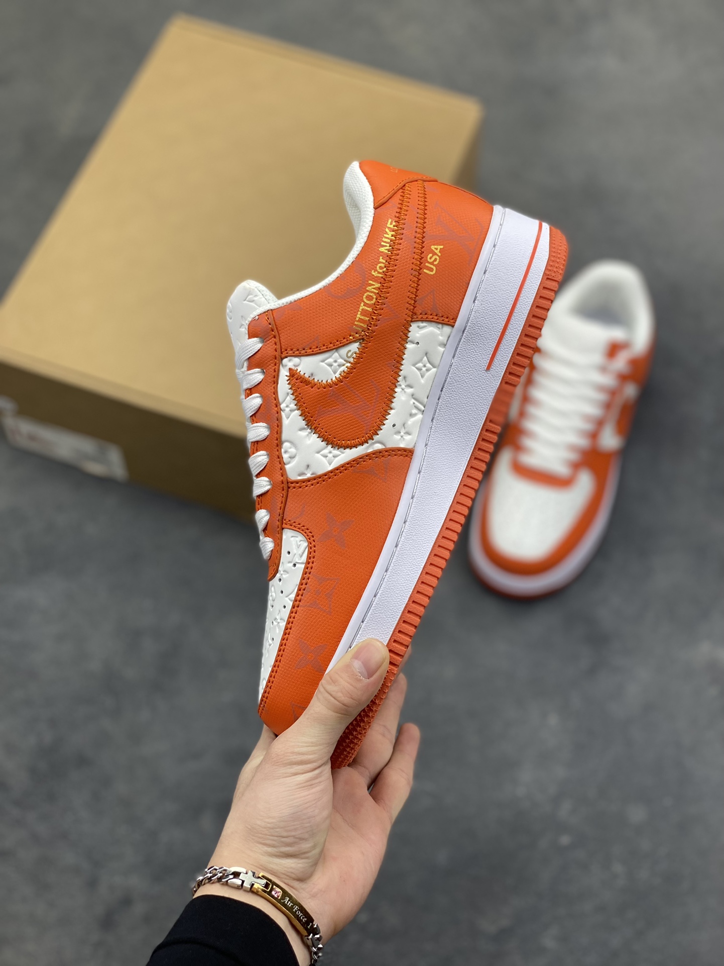 图片[3]-超奢联名 路易威登 LV×Nike Air Force 1 Low 07 空军一号 独家顶流订单 实力工厂开发 同源公司货原材 LV专属皮革原料 全套原档案纸版开发 正确工艺 版型 独家私模原AIR大底 全套原包装配件 原盒配件 原厂中底钢印、拉帮完美 原楦头原纸板 打造纯正空军版型 大码私模 专注外贸渠道 全掌内置蜂窝气垫 注意：鞋盒为箱子 快递超重 代发注意 货号：MS0232尺码：36 36.5 37.5 38.5 39 40 40.5 41 42 42.5 43 44 44.5 45-选品中心