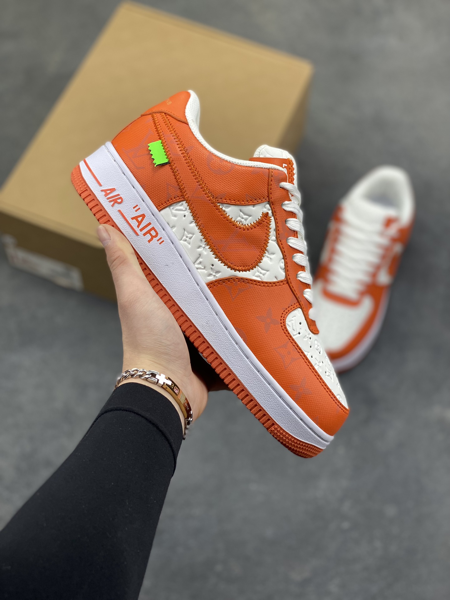 超奢联名 路易威登 LV×Nike Air Force 1 Low 07 空军一号 独家顶流订单 实力工厂开发 同源公司货原材 LV专属皮革原料 全套原档案纸版开发 正确工艺 版型 独家私模原AIR大底 全套原包装配件 原盒配件 原厂中底钢印、拉帮完美 原楦头原纸板 打造纯正空军版型 大码私模 专注外贸渠道 全掌内置蜂窝气垫 注意：鞋盒为箱子 快递超重 代发注意 货号：MS0232尺码：36 36.5 37.5 38.5 39 40 40.5 41 42 42.5 43 44 44.5 45-选品中心