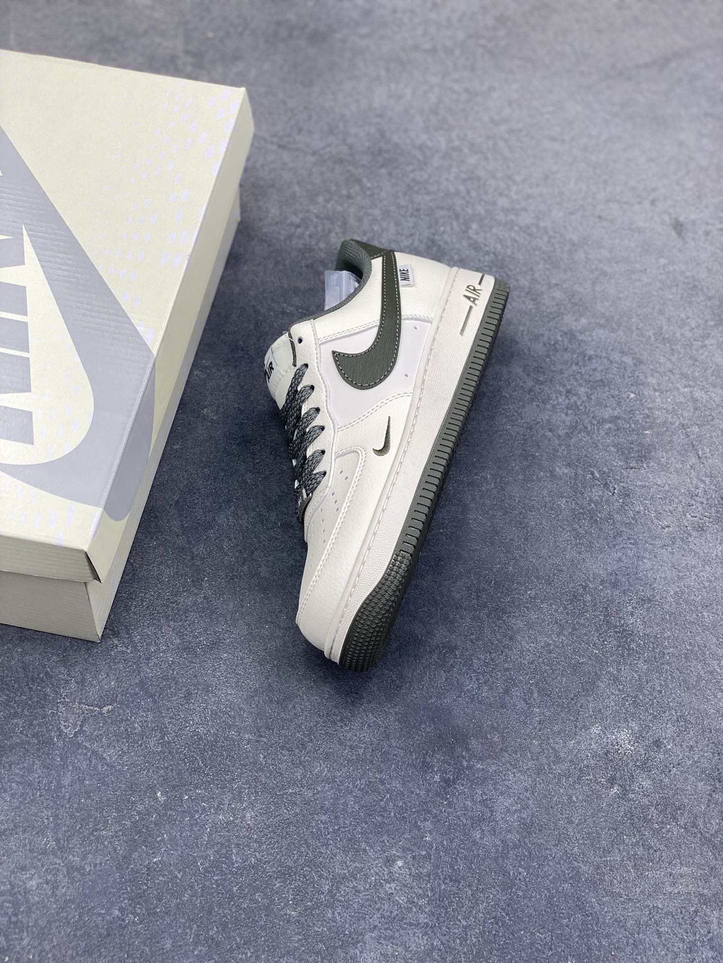 图片[7]-NIke Air Force 1 ‘07 Low “NIKE-树纹墨绿”空军一号 低帮 运动鞋 休闲鞋 折边针车 工艺难度大 原楦头原纸板 原装鞋盒 定制五金配件 内置全掌气垫 原厂鞋底 货号：SM6668-125 尺码：36 36.5 37.5 38 38.5 39 40 40.5 41 42 42.5 43 44 44.5 45-选品中心