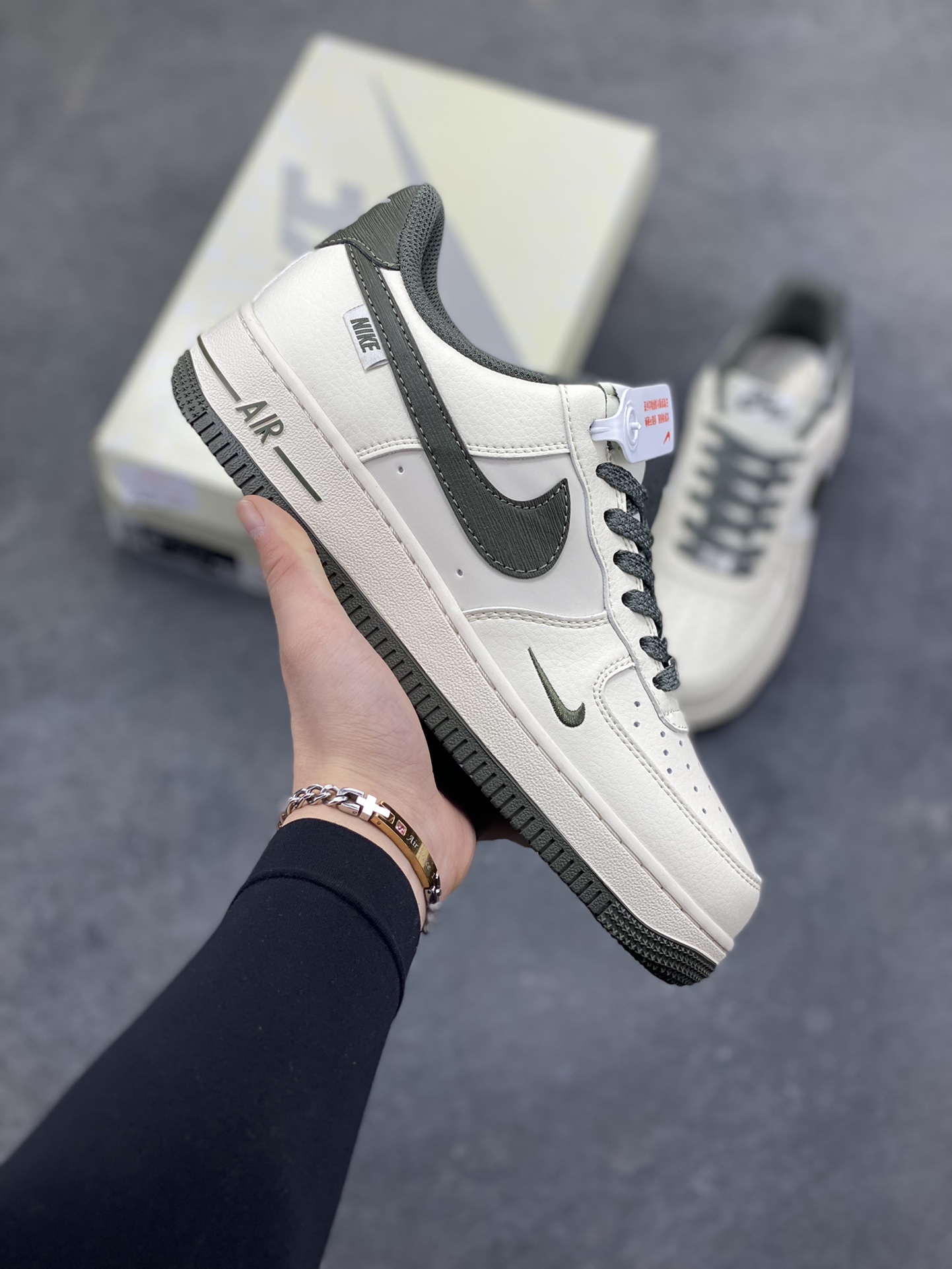 NIke Air Force 1 ‘07 Low “NIKE-树纹墨绿”空军一号 低帮 运动鞋 休闲鞋 折边针车 工艺难度大 原楦头原纸板 原装鞋盒 定制五金配件 内置全掌气垫 原厂鞋底 货号：SM6668-125 尺码：36 36.5 37.5 38 38.5 39 40 40.5 41 42 42.5 43 44 44.5 45-选品中心