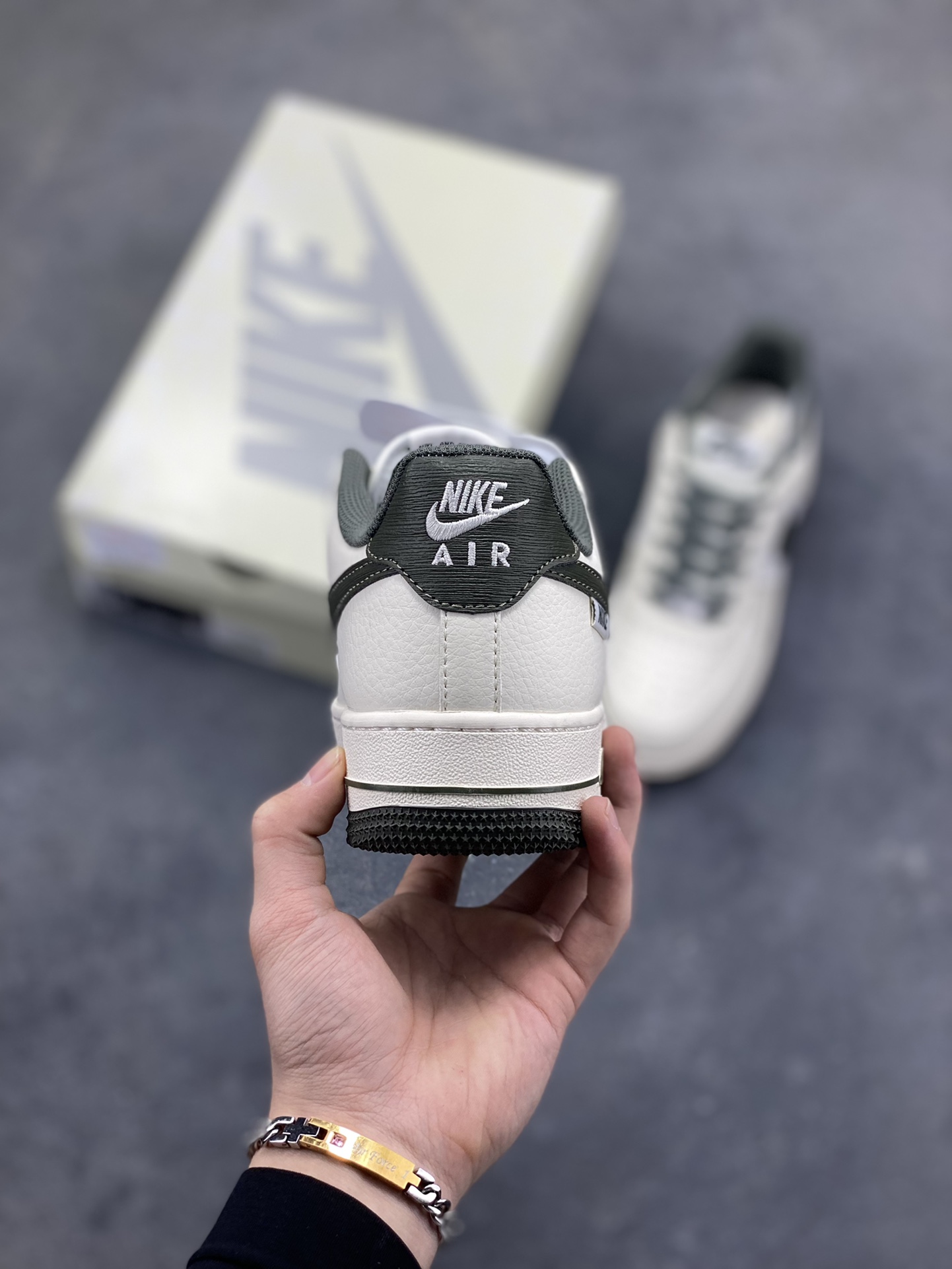 图片[4]-NIke Air Force 1 ‘07 Low “NIKE-树纹墨绿”空军一号 低帮 运动鞋 休闲鞋 折边针车 工艺难度大 原楦头原纸板 原装鞋盒 定制五金配件 内置全掌气垫 原厂鞋底 货号：SM6668-125 尺码：36 36.5 37.5 38 38.5 39 40 40.5 41 42 42.5 43 44 44.5 45-选品中心