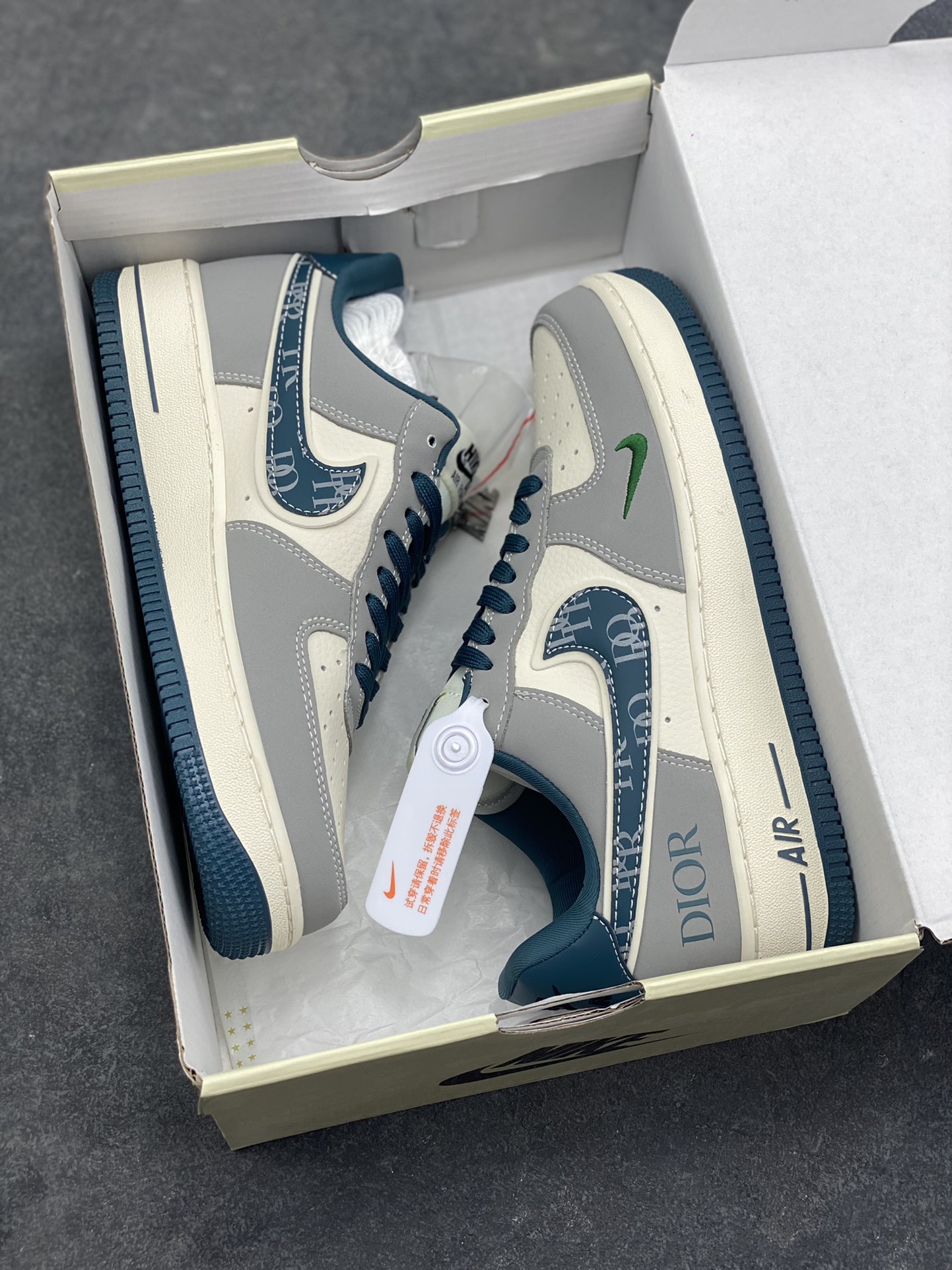 图片[9]-格调碰撞，经典新生！当Nike Air Force 1的街头基因遇上Dior的高奢美学，这双Air Force 1 Low DD1928-313完成了一次惊艳的风格跨界。高级灰调为主的鞋身，搭配深海蓝的撞色点缀，皮质拼接的质感扑面而来。Swoosh标志上的Dior字母印花、鞋侧的品牌标识，将奢华细节融入经典鞋型，小勾设计更是暗藏巧思。米白中底搭配蓝调外底，延续AF1的复古轮廓，又赋予了全新的视觉层次。无论是日常出街的随性搭配，还是打造高街奢潮造型，这双鞋都能成为造型的点睛之笔，让经典鞋款在奢潮融合中焕发全新魅力。-选品中心