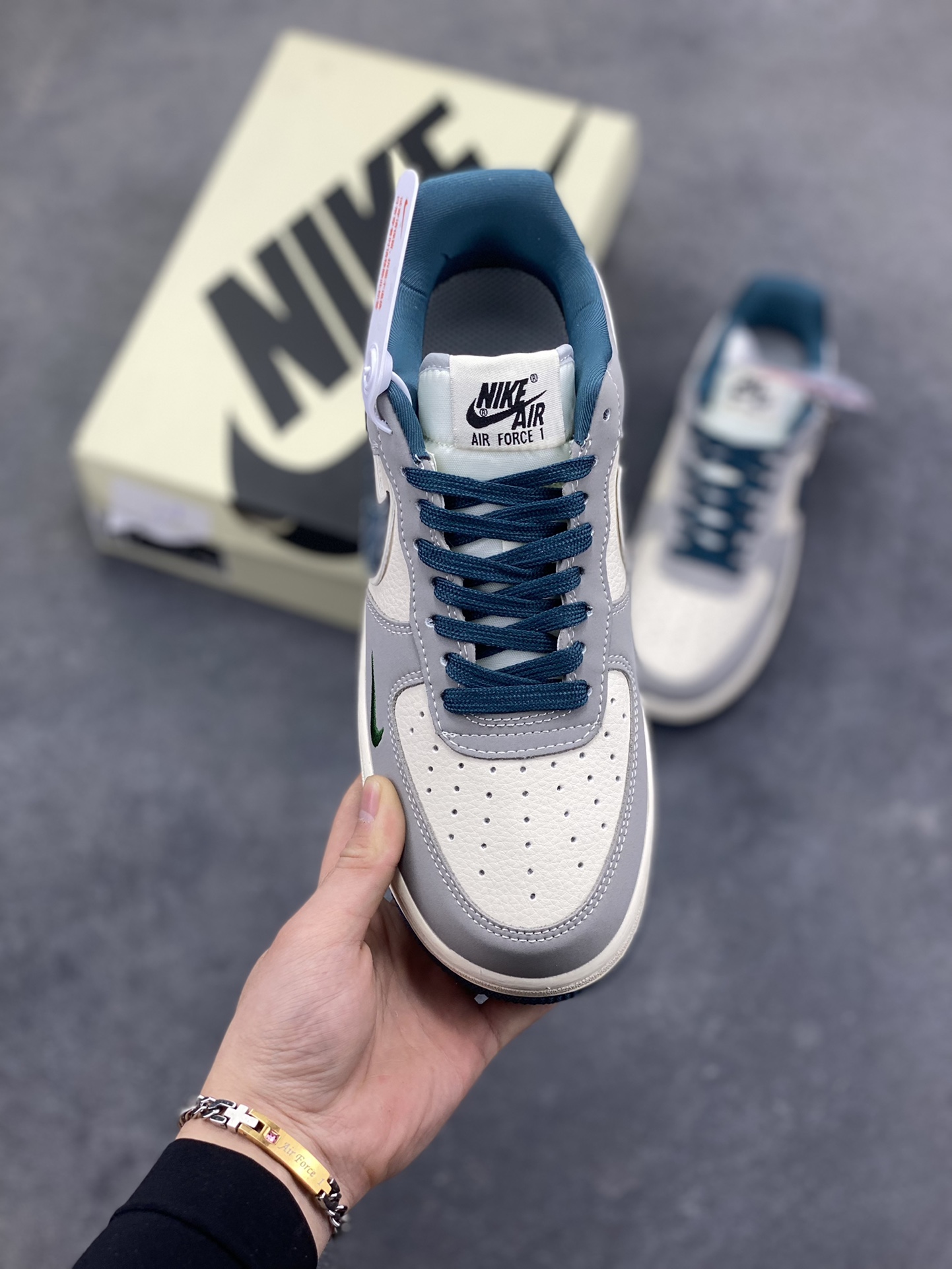 图片[2]-格调碰撞，经典新生！当Nike Air Force 1的街头基因遇上Dior的高奢美学，这双Air Force 1 Low DD1928-313完成了一次惊艳的风格跨界。高级灰调为主的鞋身，搭配深海蓝的撞色点缀，皮质拼接的质感扑面而来。Swoosh标志上的Dior字母印花、鞋侧的品牌标识，将奢华细节融入经典鞋型，小勾设计更是暗藏巧思。米白中底搭配蓝调外底，延续AF1的复古轮廓，又赋予了全新的视觉层次。无论是日常出街的随性搭配，还是打造高街奢潮造型，这双鞋都能成为造型的点睛之笔，让经典鞋款在奢潮融合中焕发全新魅力。-选品中心