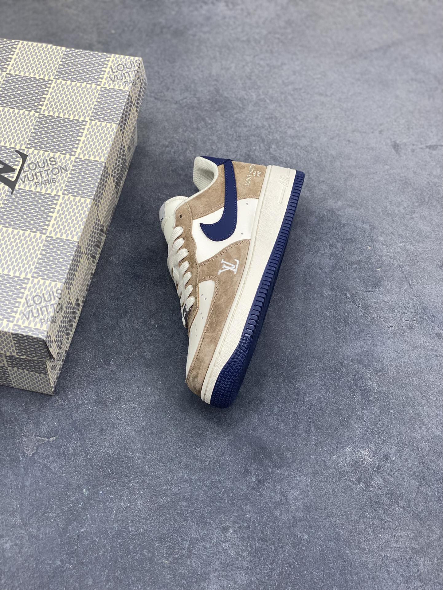 图片[7]-NIke Air Force 1 ‘07 Low “LV联名—米棕藏蓝” 空军一号低帮 运动鞋 休闲鞋 折边针车 工艺难度大 原楦头原纸板 高端定制鞋盒 原厂鞋底 超高清洁度 细节完美 货号：NH0601-589 尺码：36 36.5 37.5 38 38.5 39 40 40.5 41 42 42.5 43 44 44.5 45-选品中心