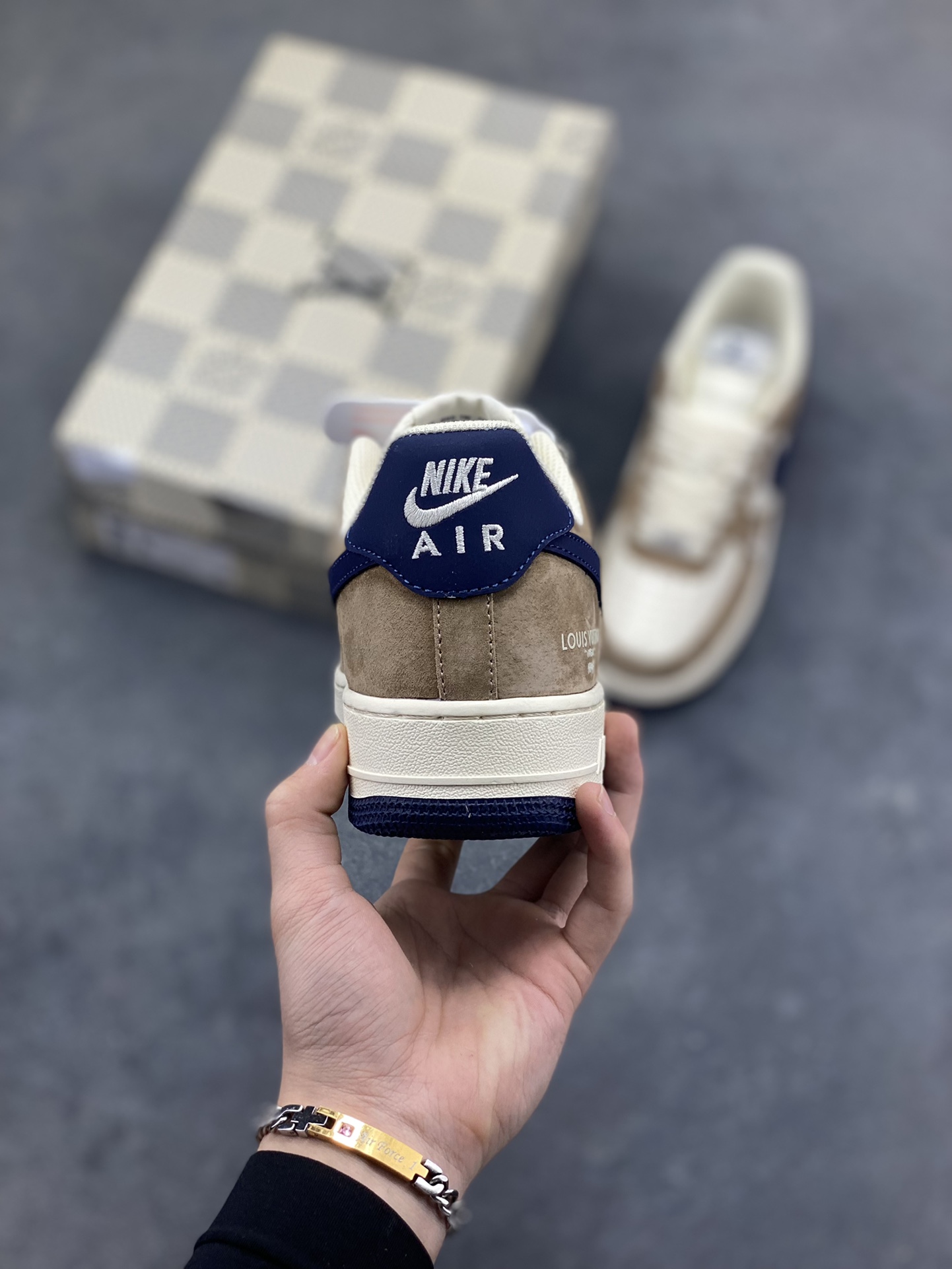 图片[4]-NIke Air Force 1 ‘07 Low “LV联名—米棕藏蓝” 空军一号低帮 运动鞋 休闲鞋 折边针车 工艺难度大 原楦头原纸板 高端定制鞋盒 原厂鞋底 超高清洁度 细节完美 货号：NH0601-589 尺码：36 36.5 37.5 38 38.5 39 40 40.5 41 42 42.5 43 44 44.5 45-选品中心
