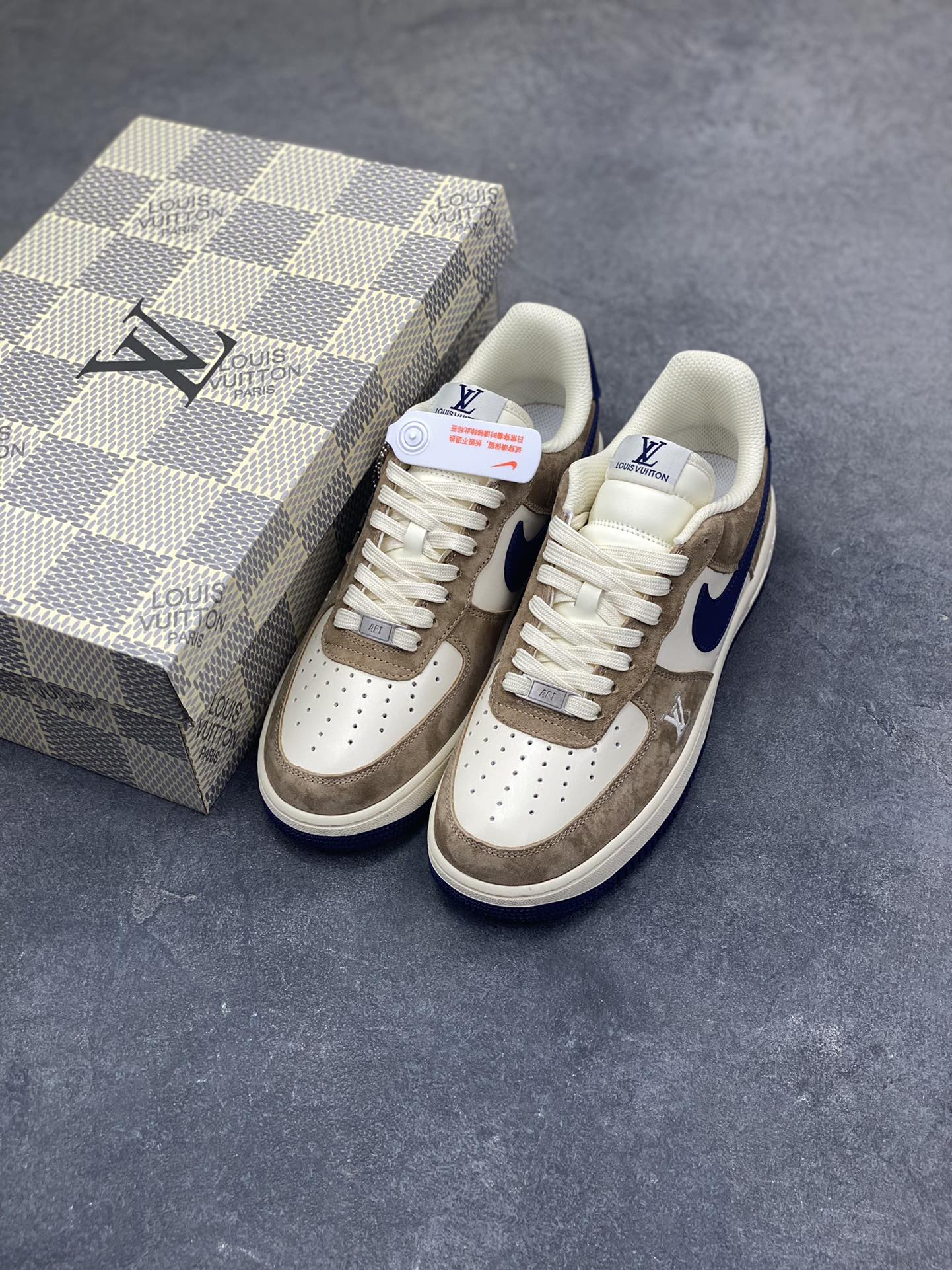 图片[8]-NIke Air Force 1 ‘07 Low “LV联名—米棕藏蓝” 空军一号低帮 运动鞋 休闲鞋 折边针车 工艺难度大 原楦头原纸板 高端定制鞋盒 原厂鞋底 超高清洁度 细节完美 货号：NH0601-589 尺码：36 36.5 37.5 38 38.5 39 40 40.5 41 42 42.5 43 44 44.5 45-选品中心