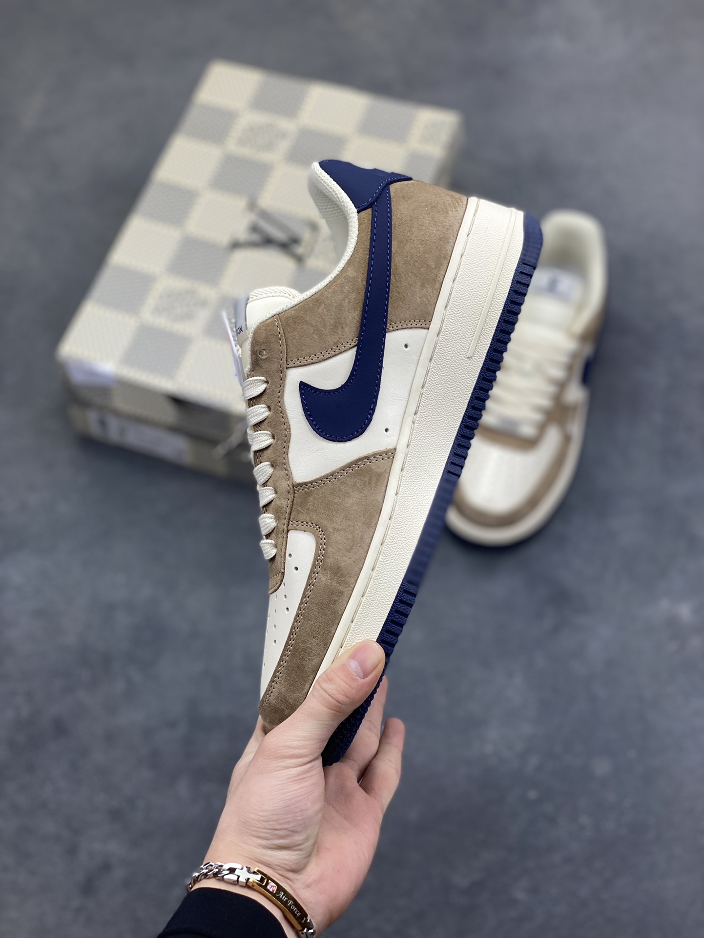 图片[3]-NIke Air Force 1 ‘07 Low “LV联名—米棕藏蓝” 空军一号低帮 运动鞋 休闲鞋 折边针车 工艺难度大 原楦头原纸板 高端定制鞋盒 原厂鞋底 超高清洁度 细节完美 货号：NH0601-589 尺码：36 36.5 37.5 38 38.5 39 40 40.5 41 42 42.5 43 44 44.5 45-选品中心