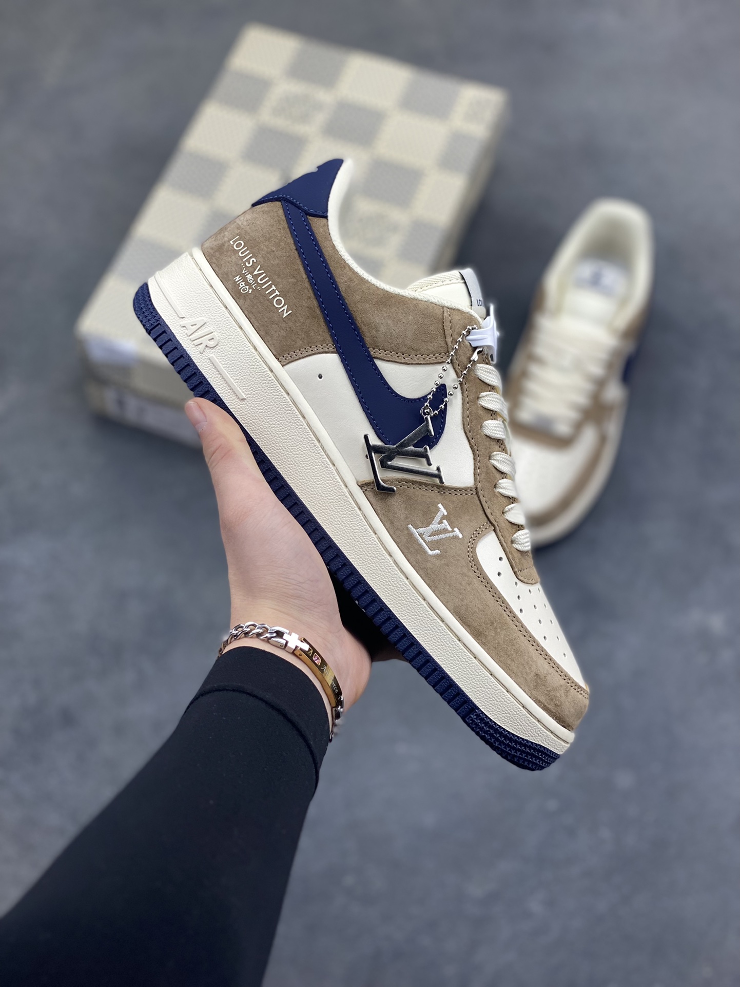 NIke Air Force 1 ‘07 Low “LV联名—米棕藏蓝” 空军一号低帮 运动鞋 休闲鞋 折边针车 工艺难度大 原楦头原纸板 高端定制鞋盒 原厂鞋底 超高清洁度 细节完美 货号：NH0601-589 尺码：36 36.5 37.5 38 38.5 39 40 40.5 41 42 42.5 43 44 44.5 45-选品中心