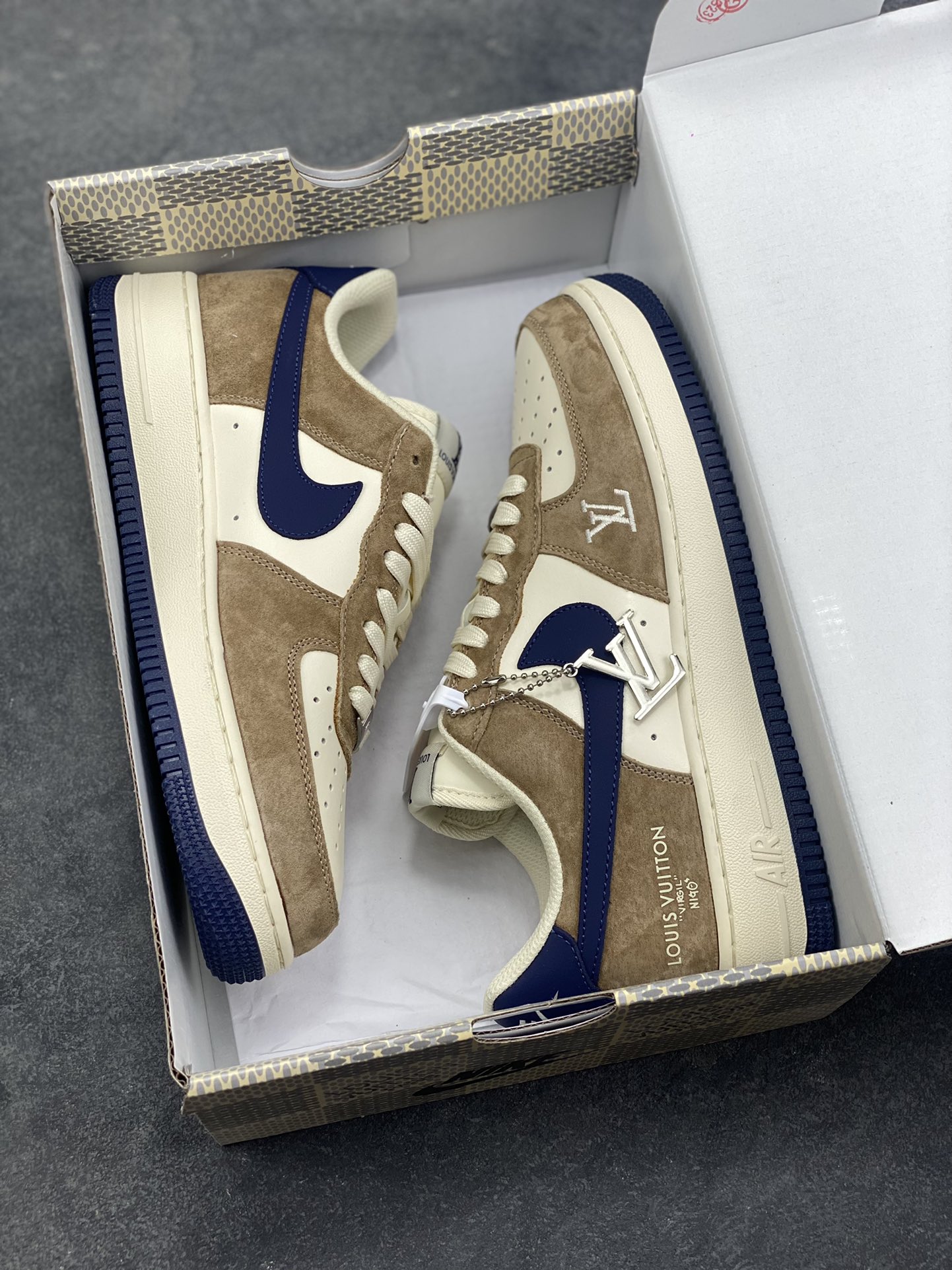 图片[9]-NIke Air Force 1 ‘07 Low “LV联名—米棕藏蓝” 空军一号低帮 运动鞋 休闲鞋 折边针车 工艺难度大 原楦头原纸板 高端定制鞋盒 原厂鞋底 超高清洁度 细节完美 货号：NH0601-589 尺码：36 36.5 37.5 38 38.5 39 40 40.5 41 42 42.5 43 44 44.5 45-选品中心