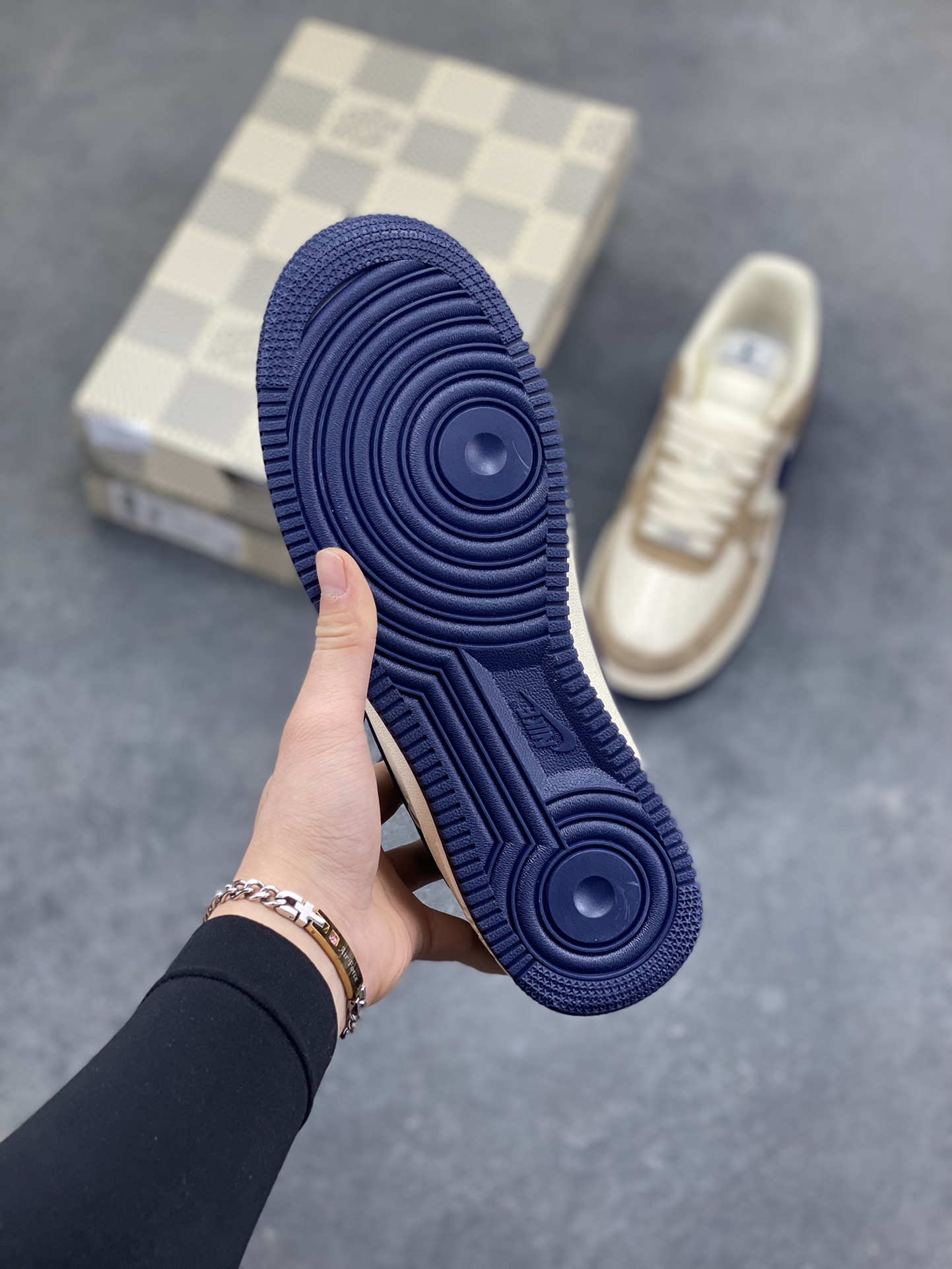 图片[5]-NIke Air Force 1 ‘07 Low “LV联名—米棕藏蓝” 空军一号低帮 运动鞋 休闲鞋 折边针车 工艺难度大 原楦头原纸板 高端定制鞋盒 原厂鞋底 超高清洁度 细节完美 货号：NH0601-589 尺码：36 36.5 37.5 38 38.5 39 40 40.5 41 42 42.5 43 44 44.5 45-选品中心