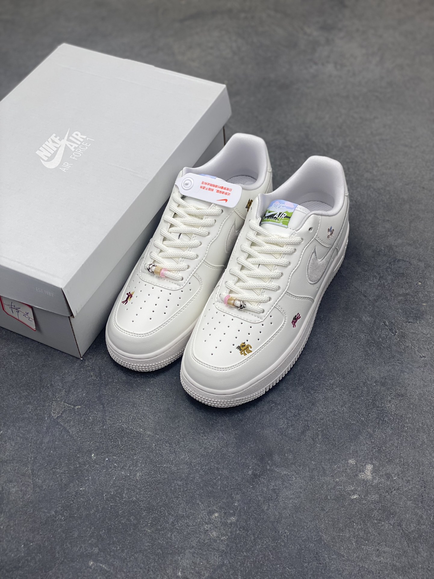 图片[8]-NIke Air Force 1 ‘07 Low 空军一号低帮 运动鞋 休闲鞋 折边针车 工艺难度大 原楦头原纸板 原装鞋盒 定制五金配件 内置全掌气垫 原厂鞋底 货号：IQ1143-100 尺码：36 36.5 37.5 38 38.5 39 40 40.5 41 42 42.5 43 44 44.5 45-选品中心