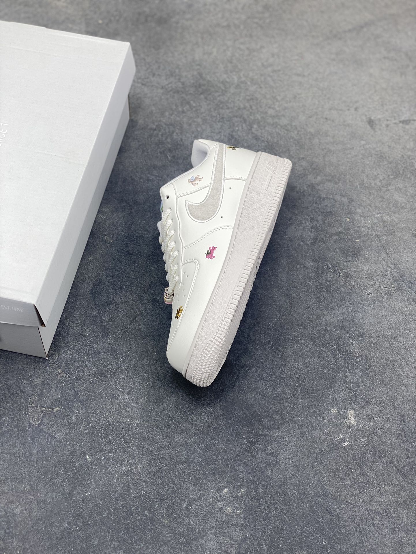 图片[7]-NIke Air Force 1 ‘07 Low 空军一号低帮 运动鞋 休闲鞋 折边针车 工艺难度大 原楦头原纸板 原装鞋盒 定制五金配件 内置全掌气垫 原厂鞋底 货号：IQ1143-100 尺码：36 36.5 37.5 38 38.5 39 40 40.5 41 42 42.5 43 44 44.5 45-选品中心