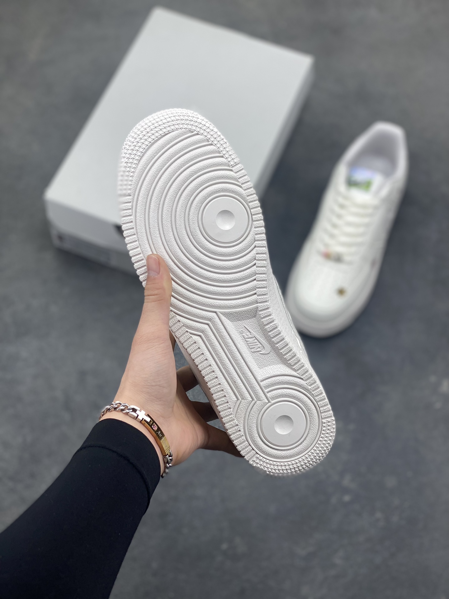图片[5]-NIke Air Force 1 ‘07 Low 空军一号低帮 运动鞋 休闲鞋 折边针车 工艺难度大 原楦头原纸板 原装鞋盒 定制五金配件 内置全掌气垫 原厂鞋底 货号：IQ1143-100 尺码：36 36.5 37.5 38 38.5 39 40 40.5 41 42 42.5 43 44 44.5 45-选品中心