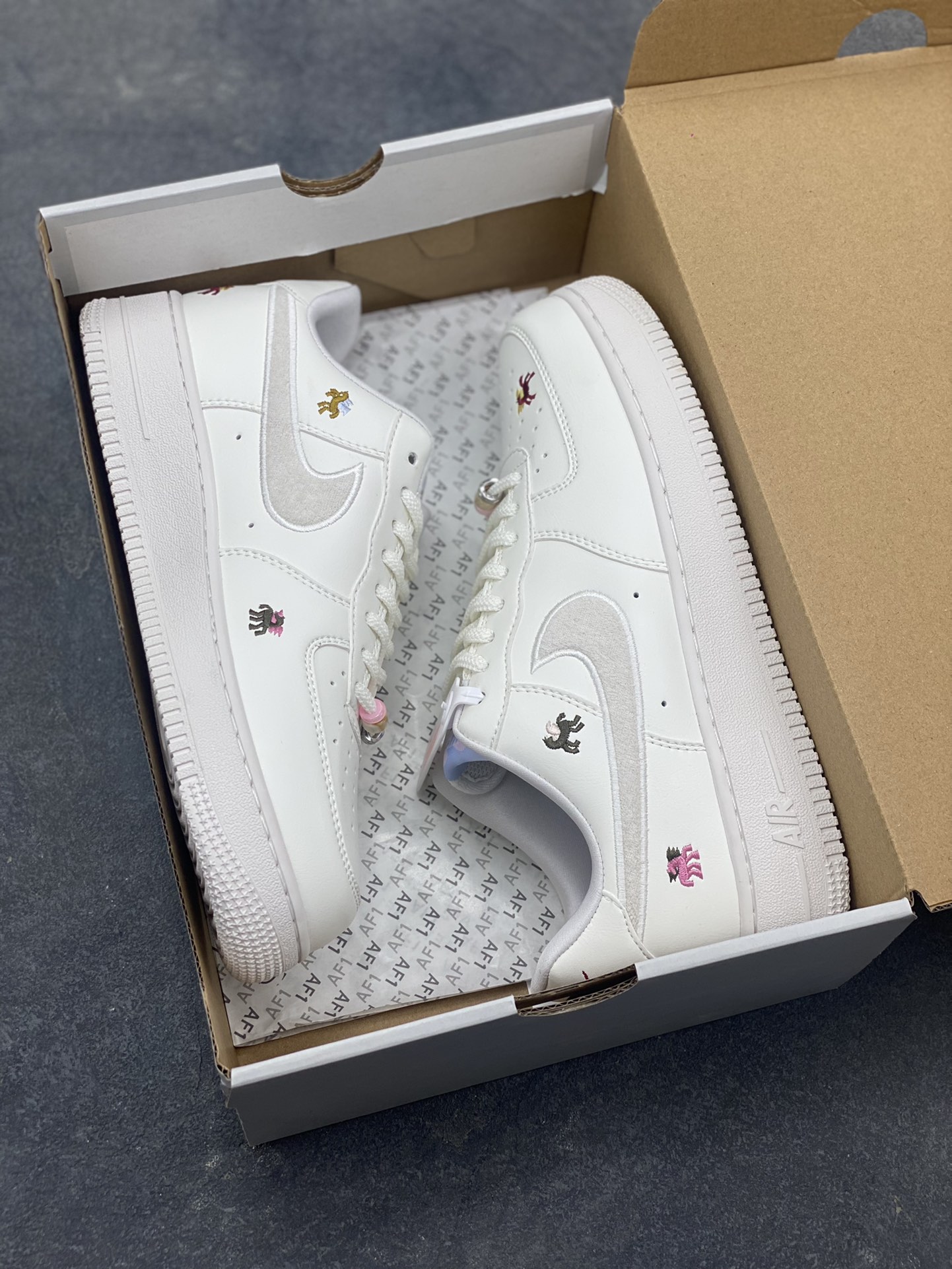 图片[9]-NIke Air Force 1 ‘07 Low 空军一号低帮 运动鞋 休闲鞋 折边针车 工艺难度大 原楦头原纸板 原装鞋盒 定制五金配件 内置全掌气垫 原厂鞋底 货号：IQ1143-100 尺码：36 36.5 37.5 38 38.5 39 40 40.5 41 42 42.5 43 44 44.5 45-选品中心