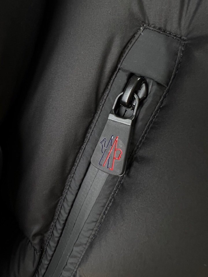 Moncler 蒙口25秋冬上新 经典爆款蒙口羽绒服 选用进口面料 充绒量实足，原版订制五金配件全进口原