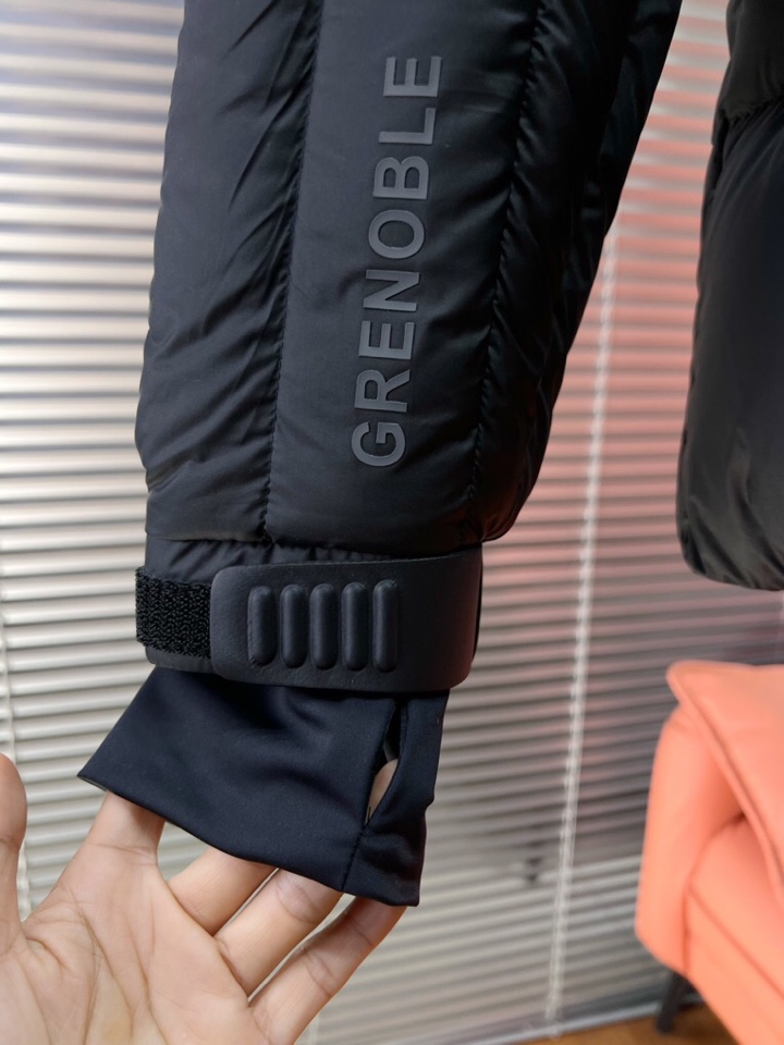 Moncler 蒙口25秋冬上新 经典爆款蒙口羽绒服 选用进口面料 充绒量实足，原版订制五金配件全进口原