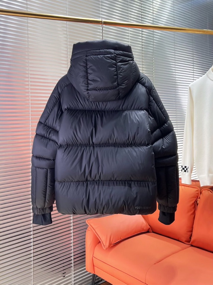 Moncler 蒙口25秋冬上新 经典爆款蒙口羽绒服 选用进口面料 充绒量实足，原版订制五金配件全进口原