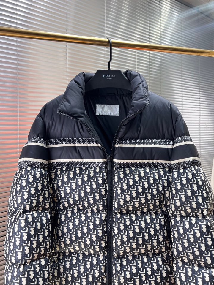 Dior 迪奥 25秋冬上新经典爆款立领羽绒服面包服，选用进口面料 充绒量实足，原版订制五金配件全进口原