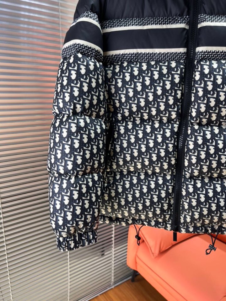 Dior 迪奥 25秋冬上新经典爆款立领羽绒服面包服，选用进口面料 充绒量实足，原版订制五金配件全进口原