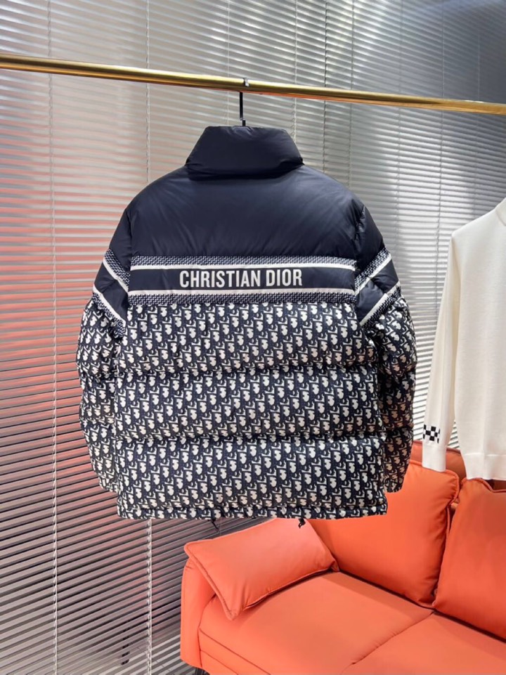 Dior 迪奥 25秋冬上新经典爆款立领羽绒服面包服，选用进口面料 充绒量实足，原版订制五金配件全进口原