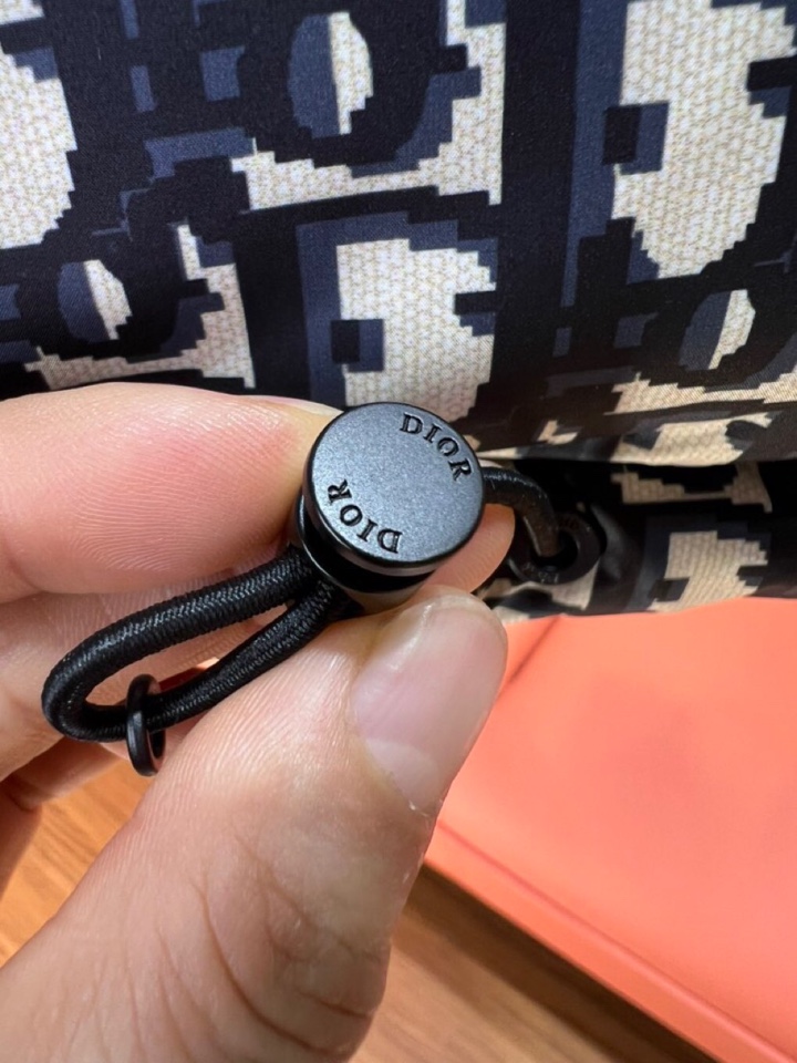 Dior 迪奥 25秋冬上新经典爆款立领羽绒服面包服，选用进口面料 充绒量实足，原版订制五金配件全进口原