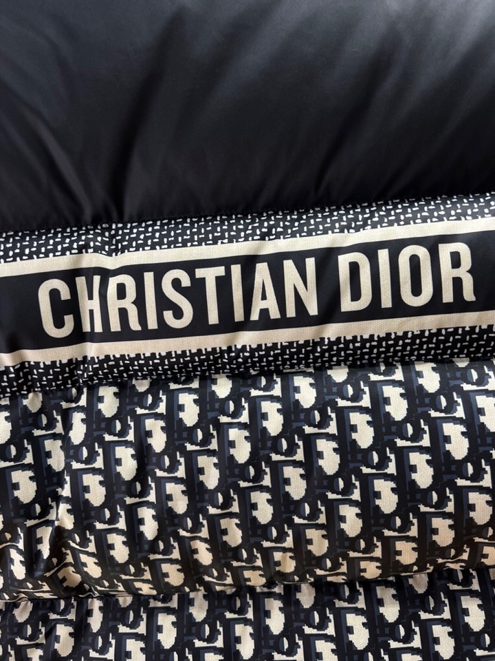 Dior 迪奥 25秋冬上新经典爆款立领羽绒服面包服，选用进口面料 充绒量实足，原版订制五金配件全进口原