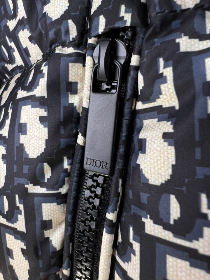 Dior 迪奥 25秋冬上新经典爆款立领羽绒服面包服，选用进口面料 充绒量实足，原版订制五金配件全进口原
