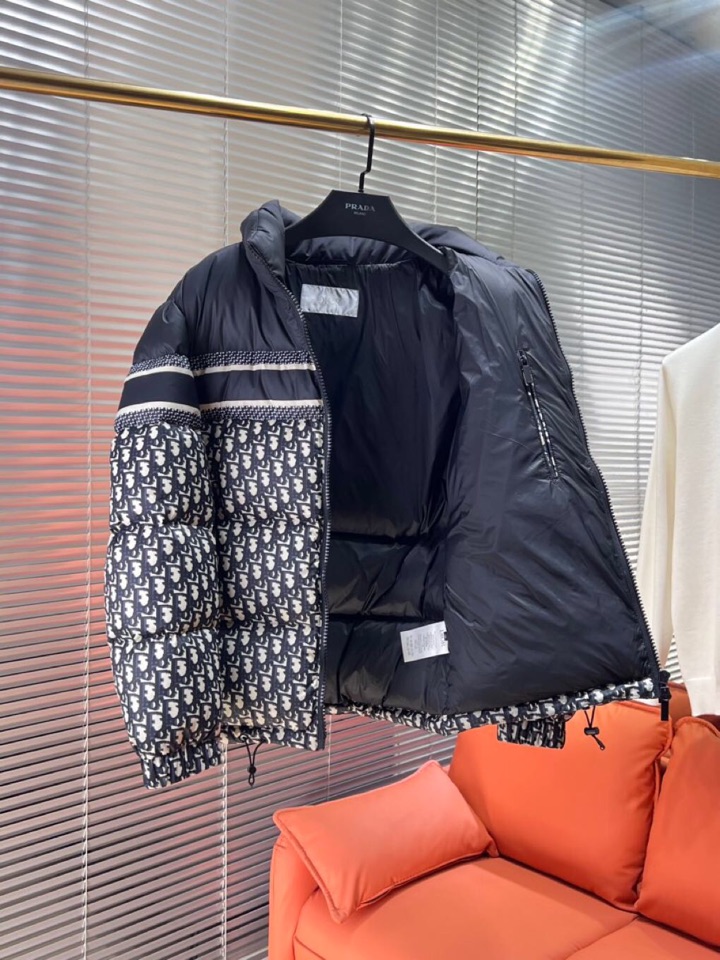 Dior 迪奥 25秋冬上新经典爆款立领羽绒服面包服，选用进口面料 充绒量实足，原版订制五金配件全进口原
