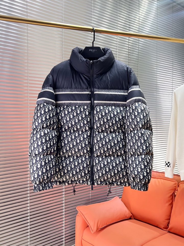 Dior 迪奥 25秋冬上新经典爆款立领羽绒服面包服，选用进口面料 充绒量实足，原版订制五金配件全进口原