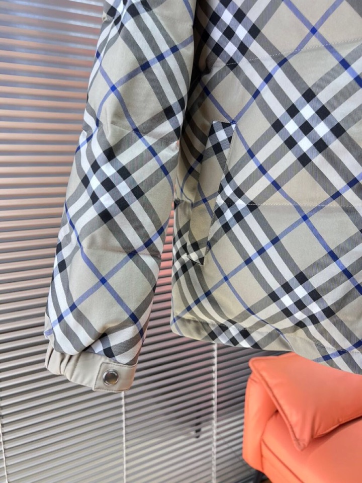 Burberry 巴宝莉格纹休闲立领羽绒服外套，秋冬新款同步发售！经典百搭的款式，防水防水防风的面料设计