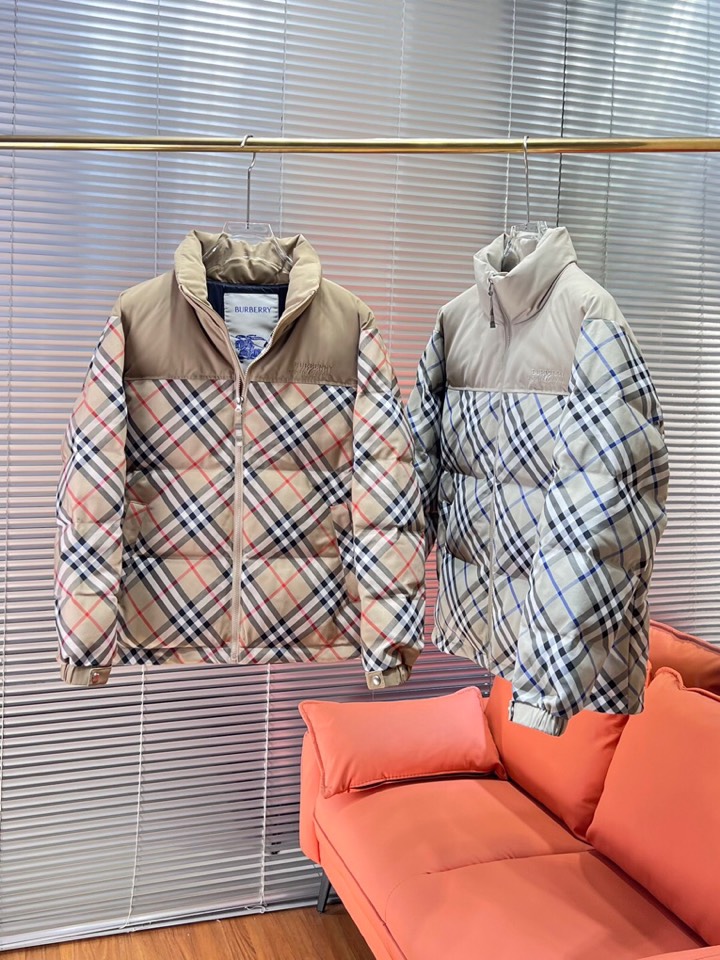 Burberry 巴宝莉格纹休闲立领羽绒服外套，秋冬新款同步发售！经典百搭的款式，防水防水防风的面料设计