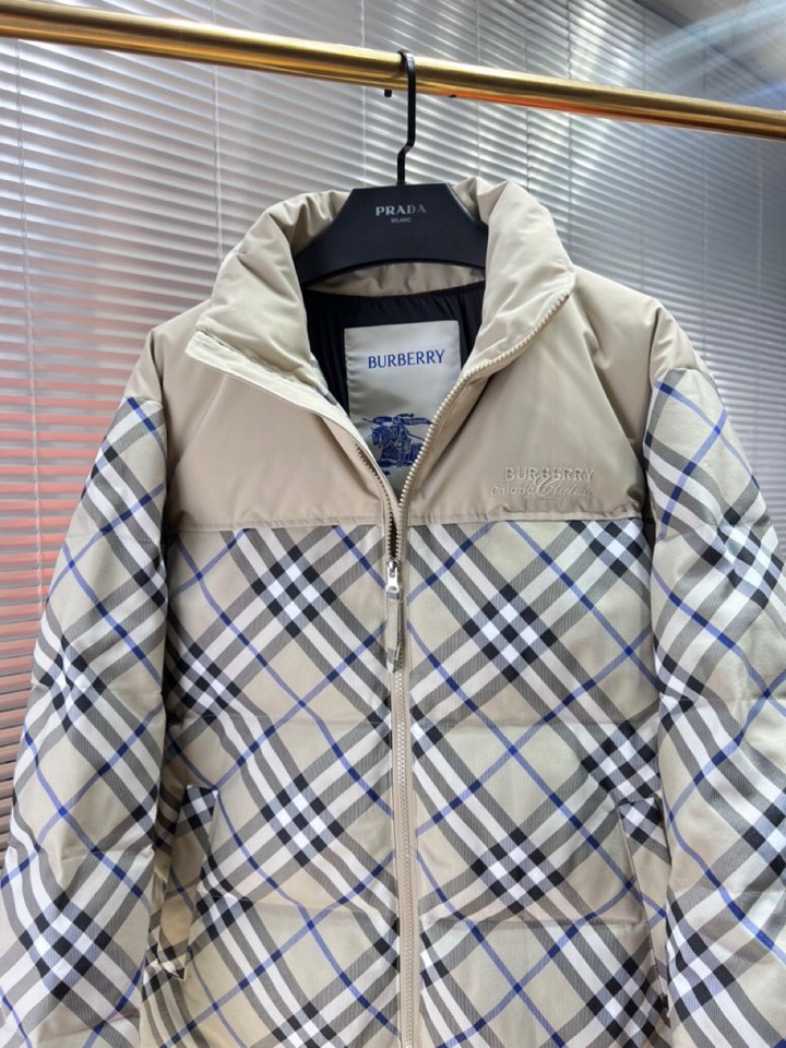 Burberry 巴宝莉格纹休闲立领羽绒服外套，秋冬新款同步发售！经典百搭的款式，防水防水防风的面料设计