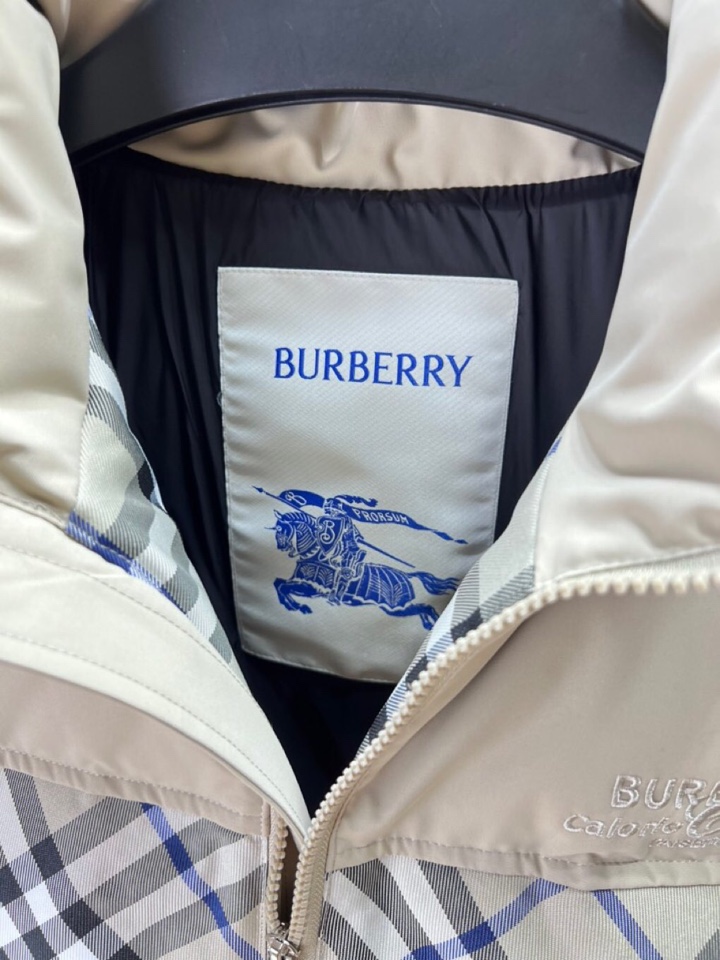 Burberry 巴宝莉格纹休闲立领羽绒服外套，秋冬新款同步发售！经典百搭的款式，防水防水防风的面料设计