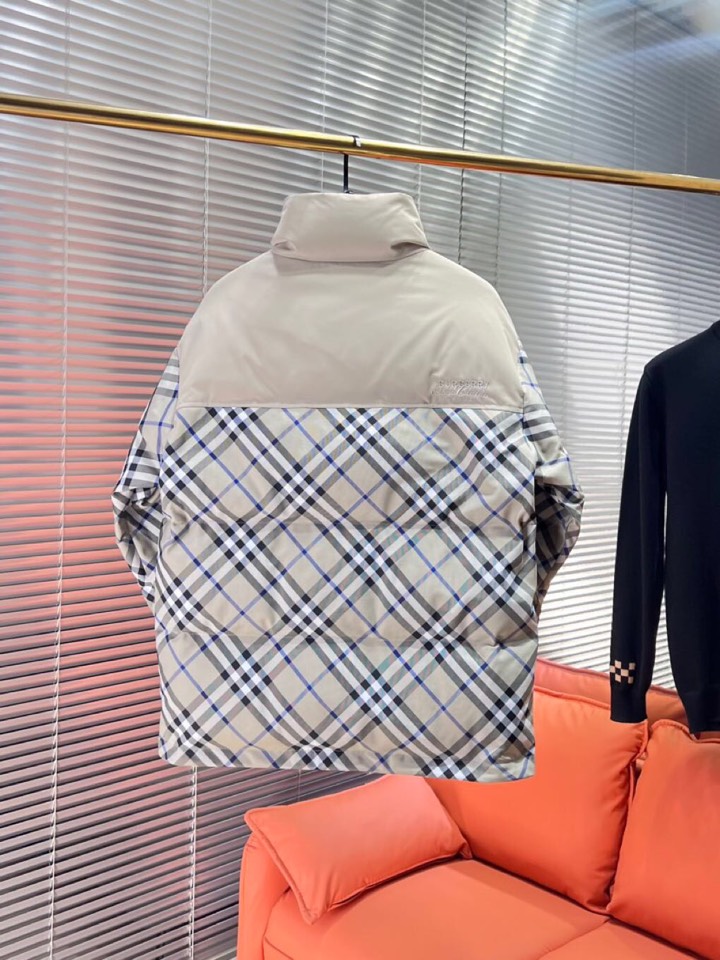 Burberry 巴宝莉格纹休闲立领羽绒服外套，秋冬新款同步发售！经典百搭的款式，防水防水防风的面料设计