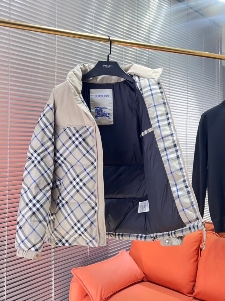 Burberry 巴宝莉格纹休闲立领羽绒服外套，秋冬新款同步发售！经典百搭的款式，防水防水防风的面料设计