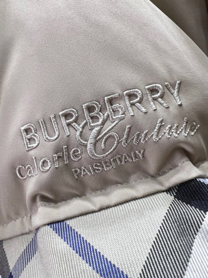 Burberry 巴宝莉格纹休闲立领羽绒服外套，秋冬新款同步发售！经典百搭的款式，防水防水防风的面料设计