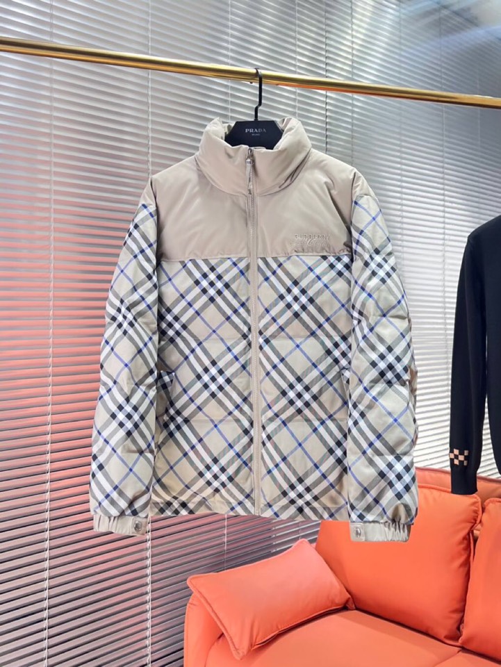 Burberry 巴宝莉格纹休闲立领羽绒服外套，秋冬新款同步发售！经典百搭的款式，防水防水防风的面料设计