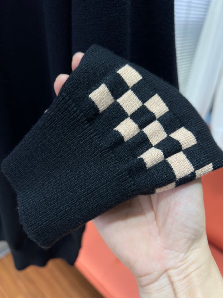 Louis Vuitton 路易威登 LV2025秋冬新品圆领毛衣，本品演绎当代极简主义，采用69%羊毛