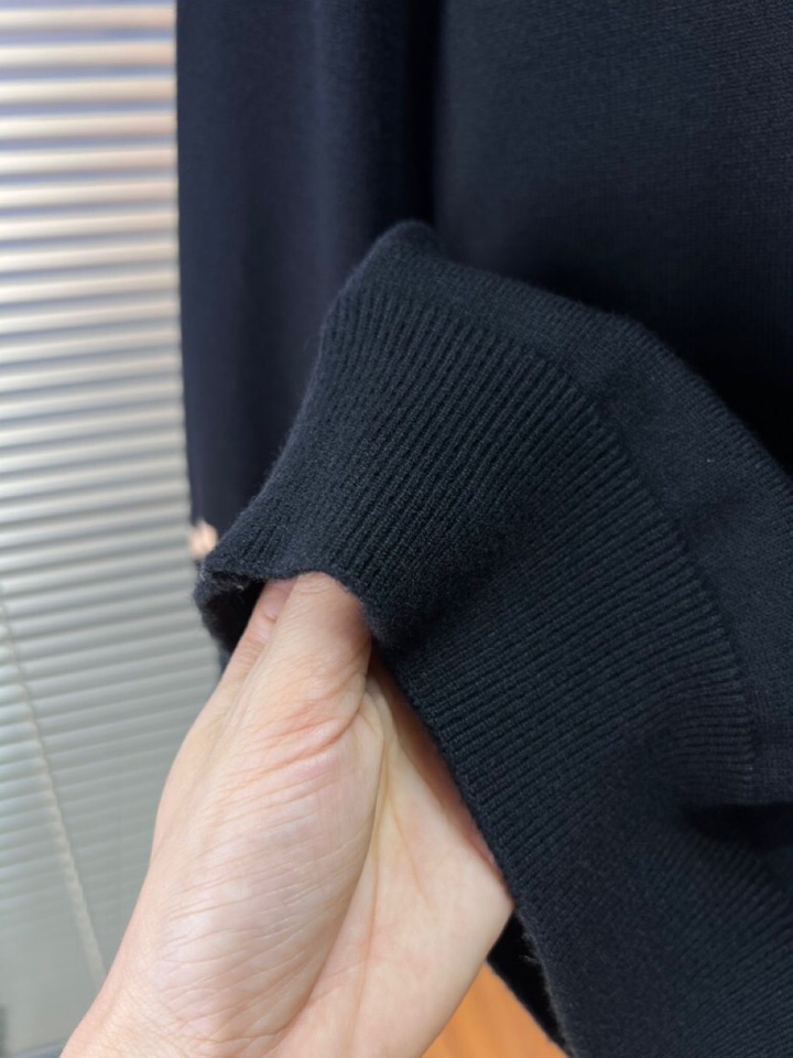 Louis Vuitton 路易威登 LV2025秋冬新品圆领毛衣，本品演绎当代极简主义，采用69%羊毛