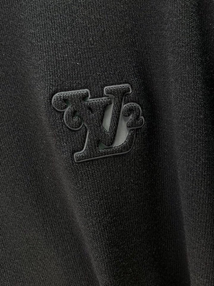 Louis Vuitton 路易威登 LV2025秋冬新品圆领毛衣，本品演绎当代极简主义，采用69%羊毛