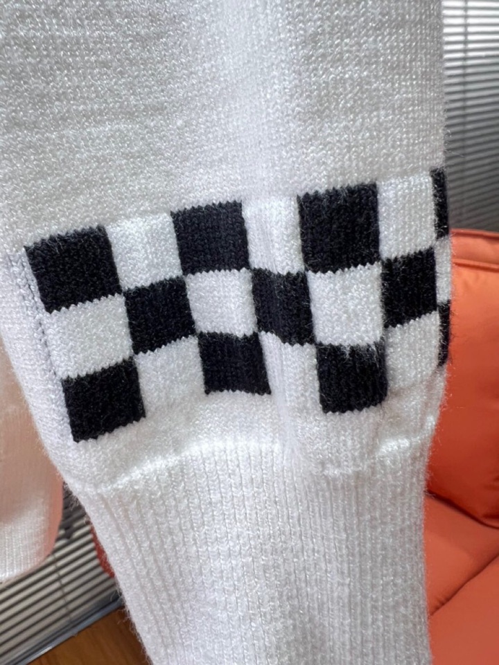 Louis Vuitton 路易威登 LV2025秋冬新品圆领毛衣，本品演绎当代极简主义，采用69%羊毛