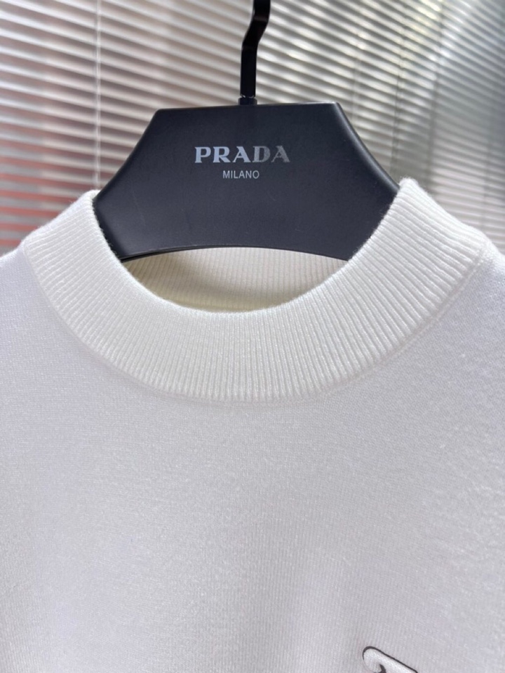 Louis Vuitton 路易威登 LV2025秋冬新品圆领毛衣，本品演绎当代极简主义，采用69%羊毛