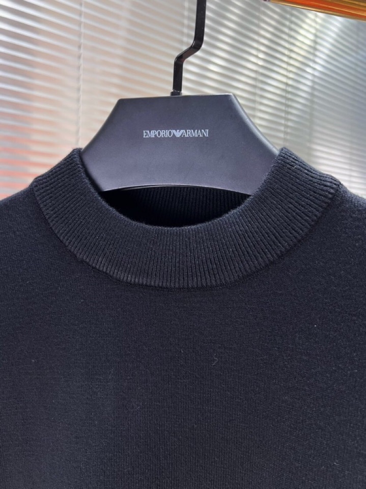 Burberry 巴宝莉2025秋冬新品圆领毛衣，本品演绎当代极简主义，采用69%羊毛、16%天丝与15